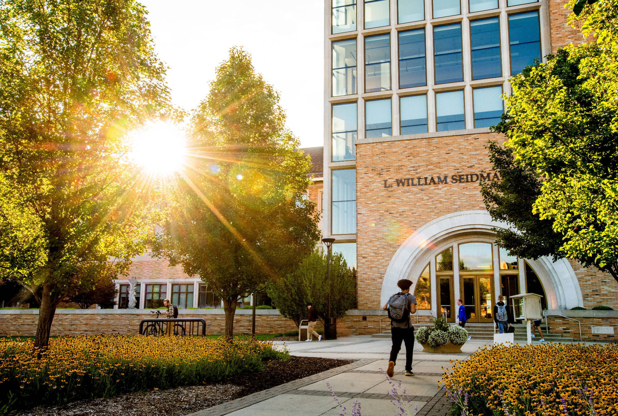 Students make their way to the Seidman Center on Grand Valley’s City Campus during the first day of classes August 25.